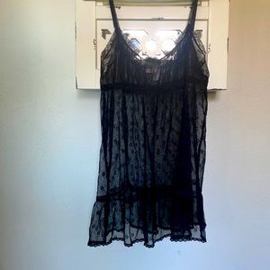 Women’s medium black sheet lace chemis